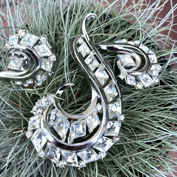 Vintage Crown TRIFARI Swirl Diamante Rhodium Brooch & Earring Boxed Demi Set - Picture 12 of 12